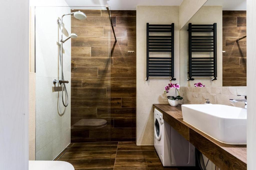 Relax Jacuzzi Apartment Краків Екстер'єр фото