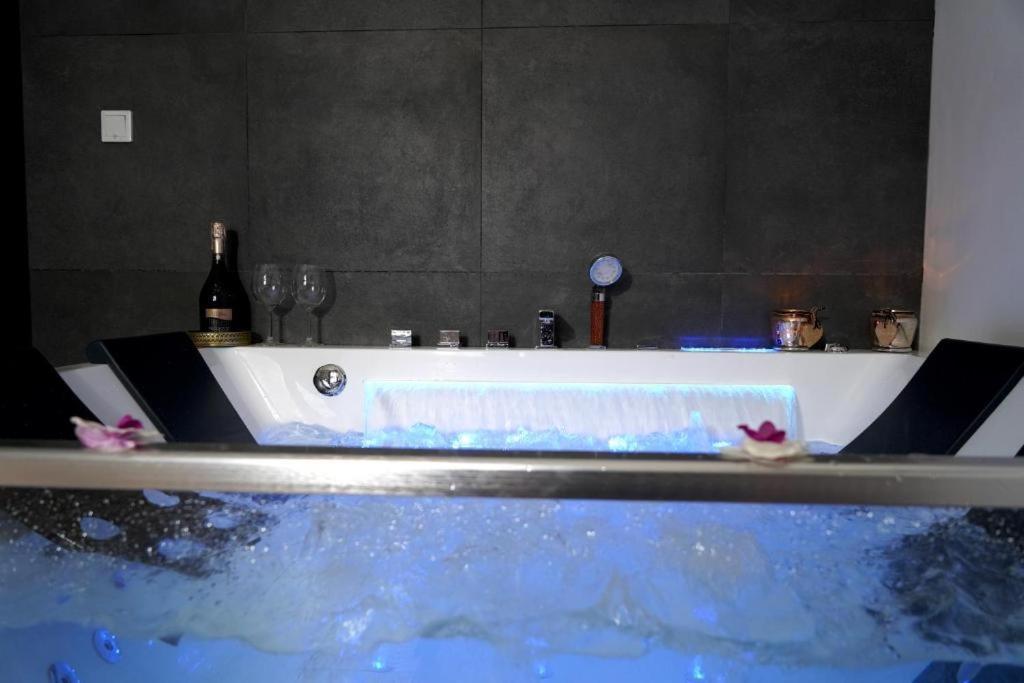 Relax Jacuzzi Apartment Краків Екстер'єр фото